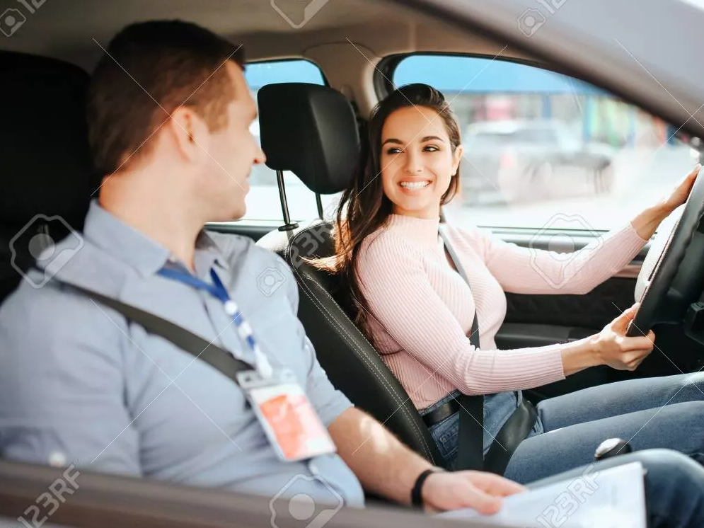 Fahrlehrer mit Lernende in der Autofahrschule