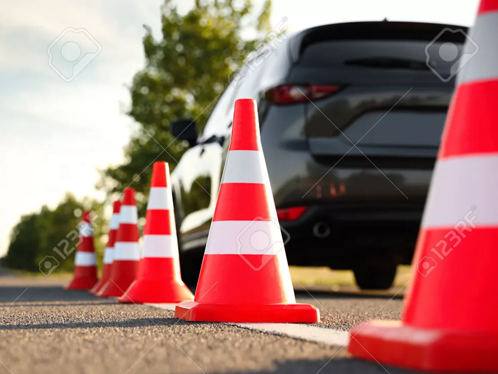 Pylonen und Auto im 2-Phasen-Ausbildungskurs