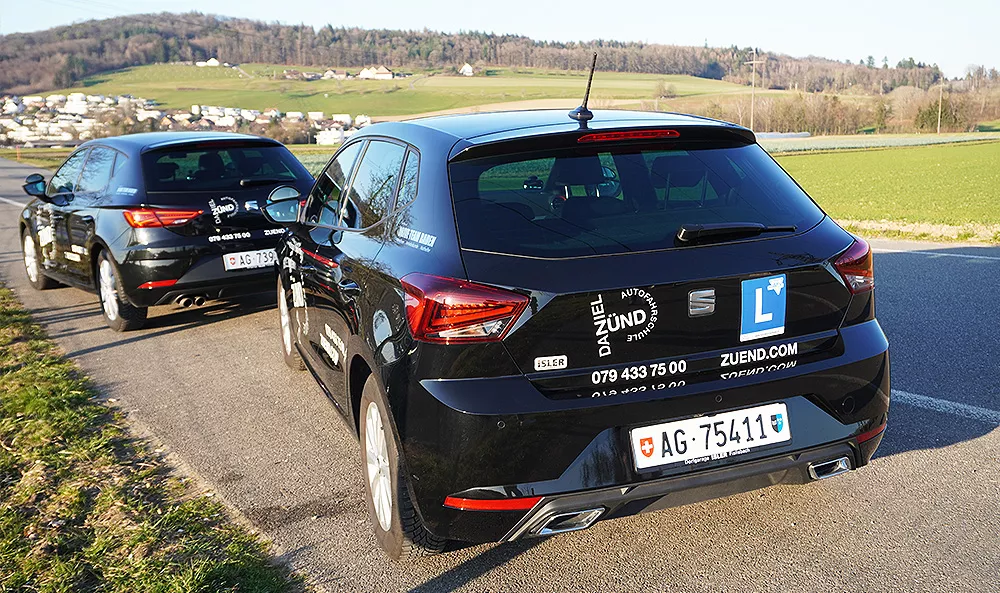 Die beiden Fahrschulautos von hinten