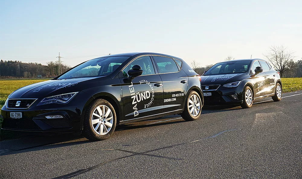 Die beiden Fahrschulautos am Strassenrand