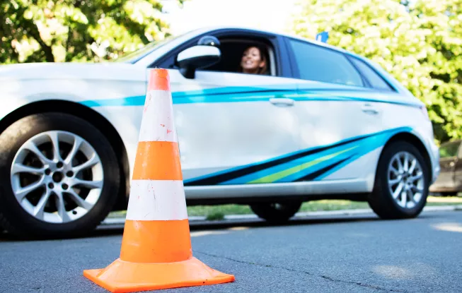 Fahrschüler im Auto – Fahrtraining in der Autofahrschule