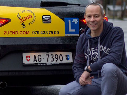 Daniel Zünd mit seinem Fahrschulauto