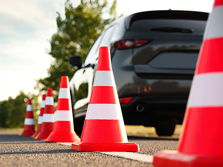 Pylonen und Auto im 2-Phasen-Ausbildungskurs